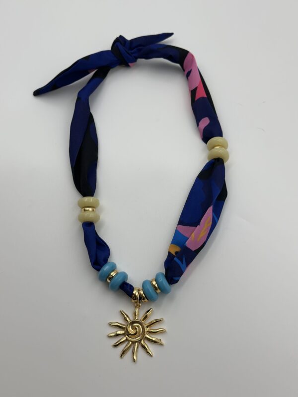 FULAR BAĞLAMALI GÜNEŞ CHARMLI KOLYE