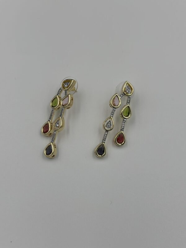 ZİRKON VE RENKLİ TAŞLI KÜPE