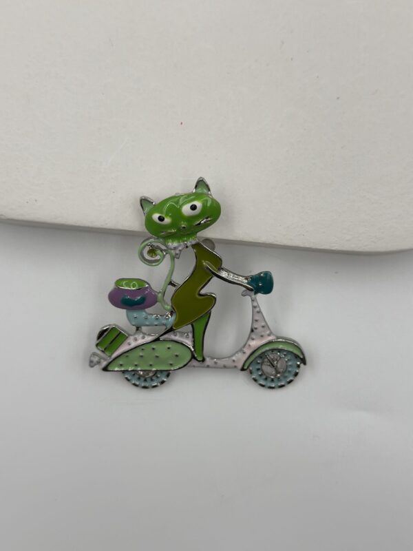 PASTEL RENK VESPA’LI KEDİ BROŞ