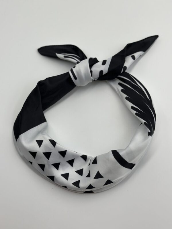 MONOKROM GEOMETRİK DESENLİ SATEN FULAR