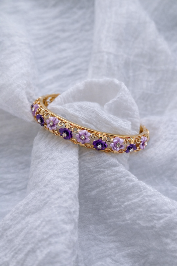 Bloom Mor Çiçek Desenli Kelepçe Bileklik